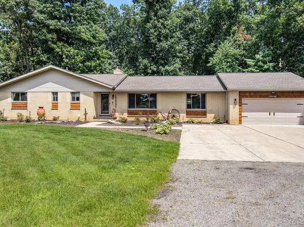 45250 W Pontiac Trl, Walled Lake, MI 48390
