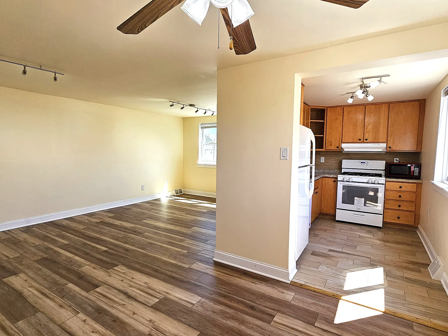2 bed, 740 sqft, $1,900 — Photo 3