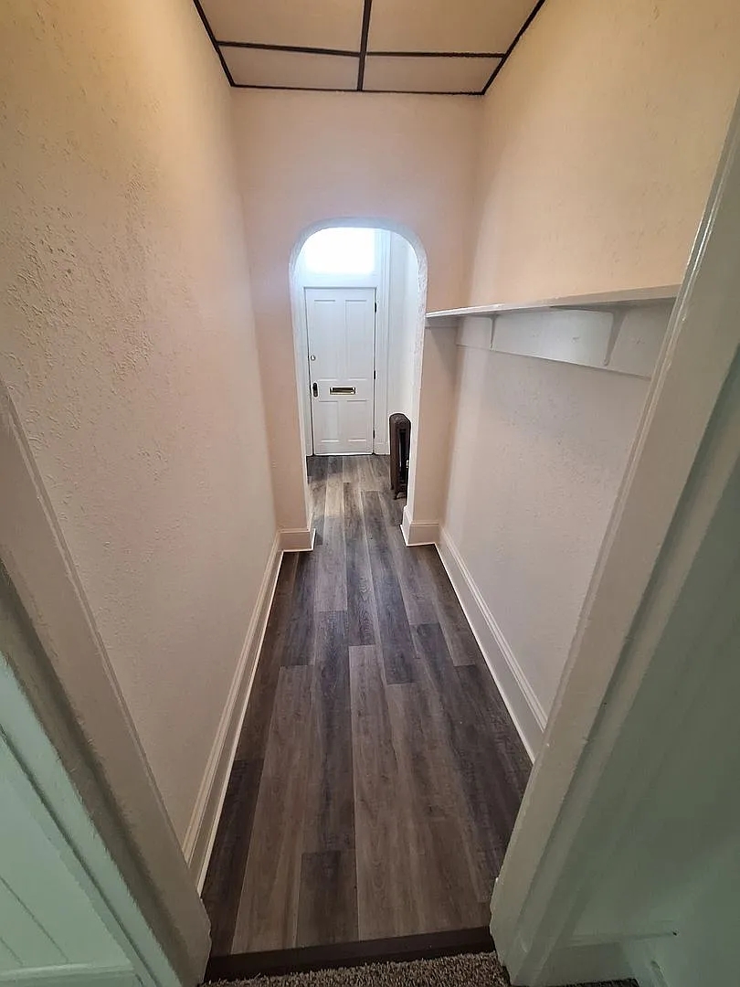 Two Bedroom House, Downtown Area - Move-In Special! Get $700 Off Your Second Month's Rent!! — Photo 3
