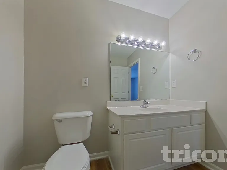 945 Schofield Ln — Photo 7