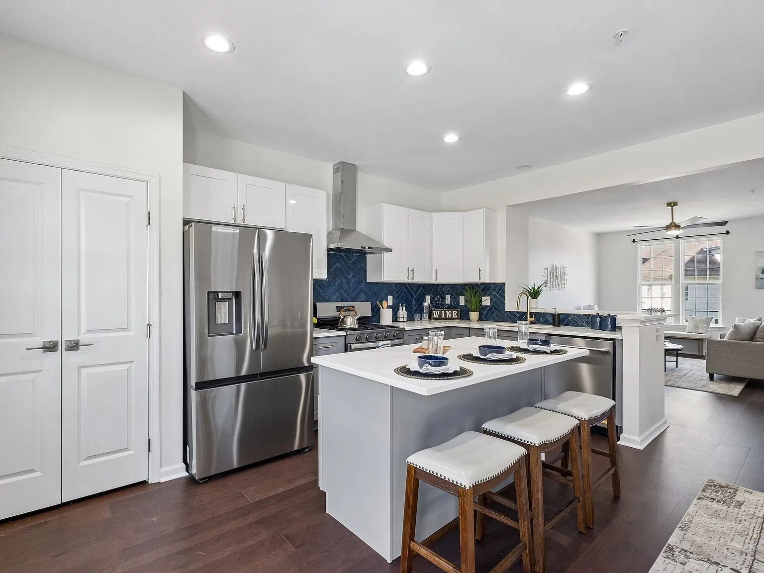 3 bed, 2.5 bath, 2290 sqft, $3,925 — Photo 3