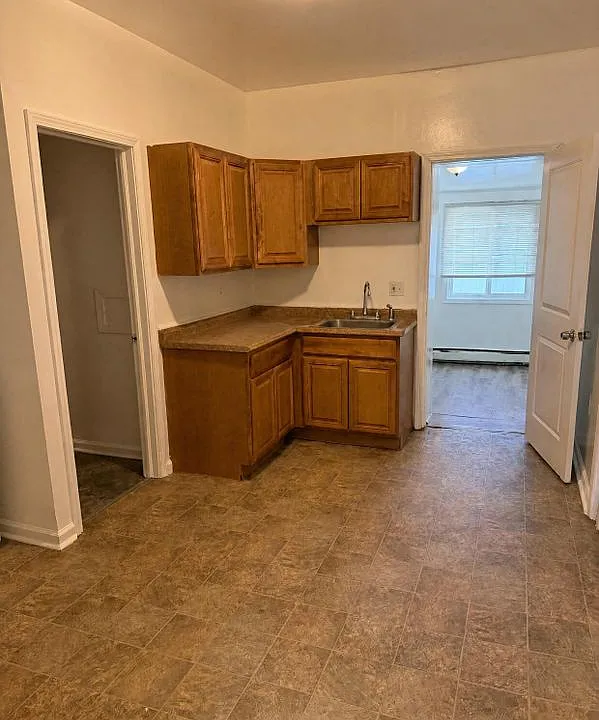 7 E Main St #1