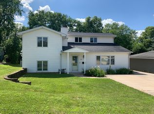 1215 Elm Pl, Dixon, IL 61021