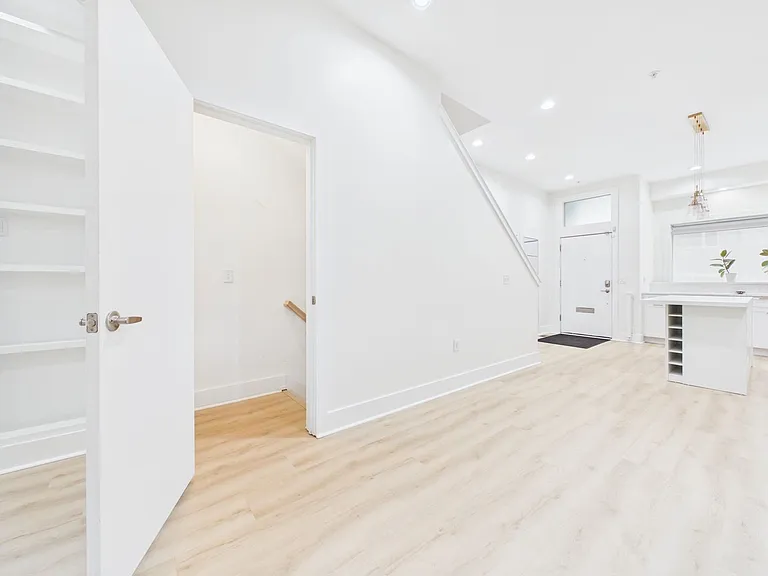 1129 N Hope St — Photo 13