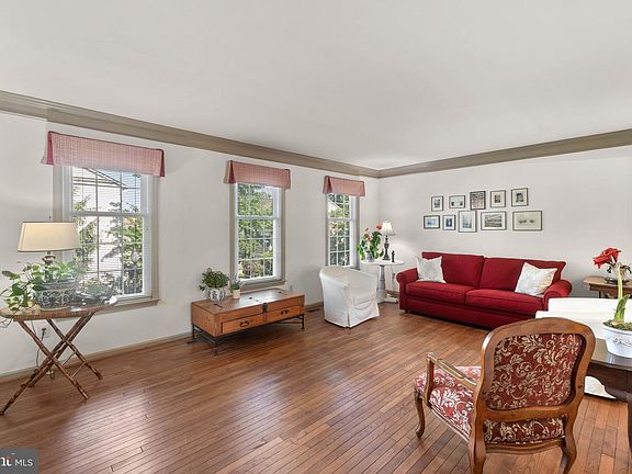 3rd image of 10960 Bloomingdale Dr
