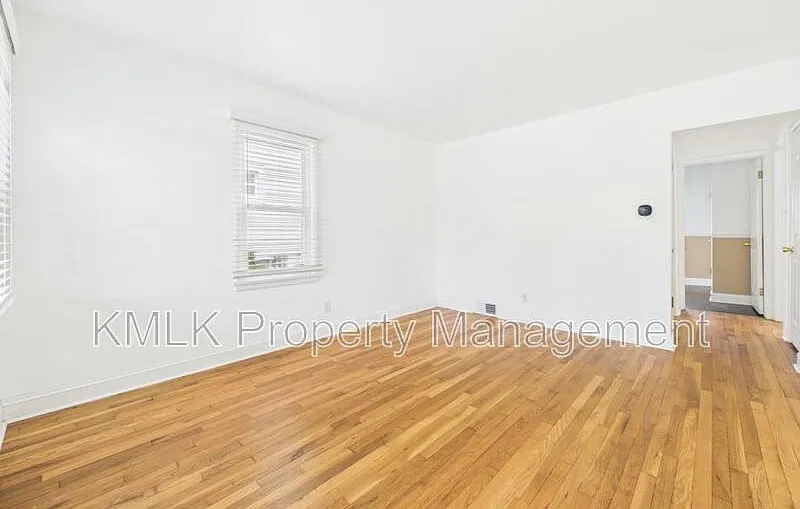 3 bed, 1.0 bath, 1111 sqft, $1,390 — Photo 4