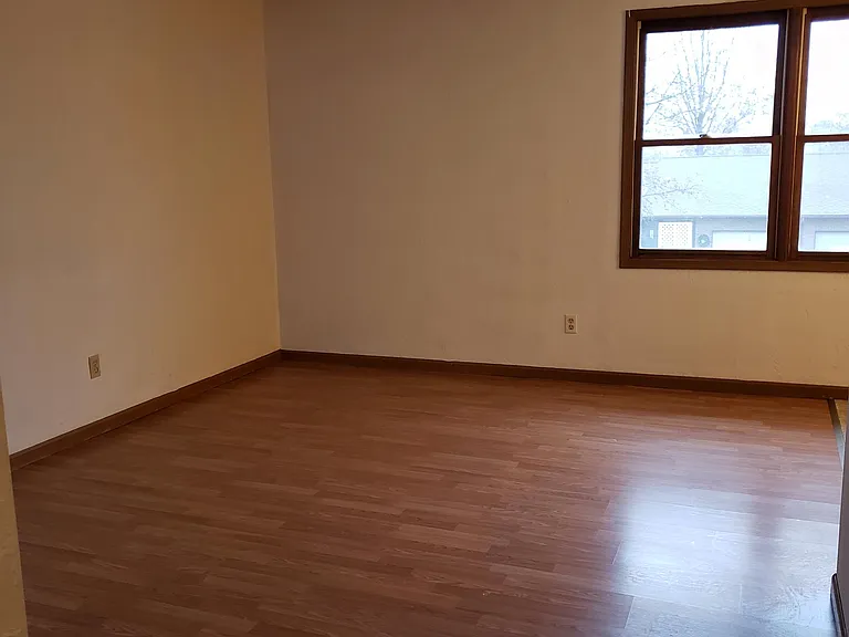 105 Osterhage Dr — Photo 2