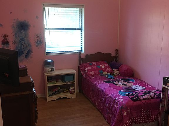 3rd image of 425 Hillside Cir