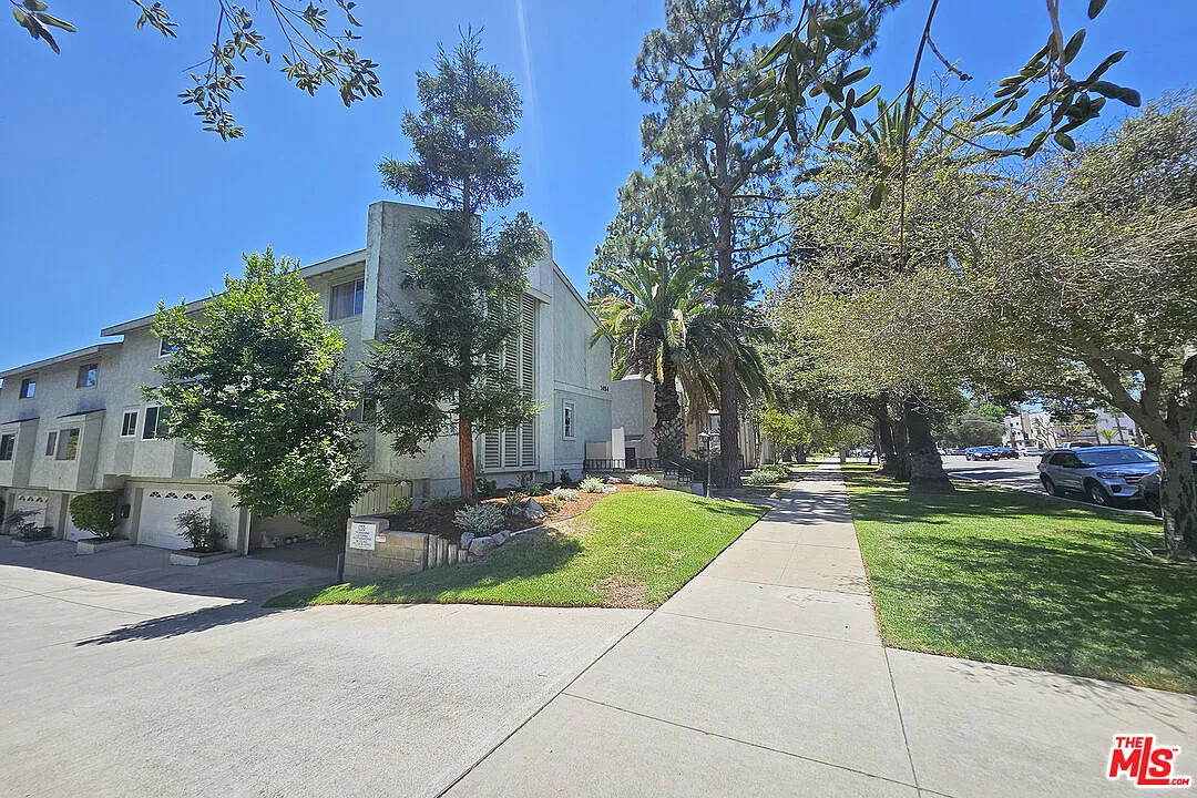3 bed, 2.5 bath, 1421 sqft, $3,995 — Photo 2