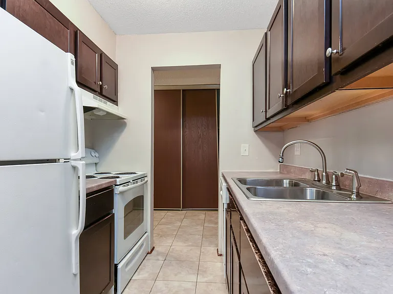 Roseville, MN Rosedale Estates | Kitchen