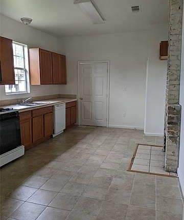 4th image of 2519 Dante St