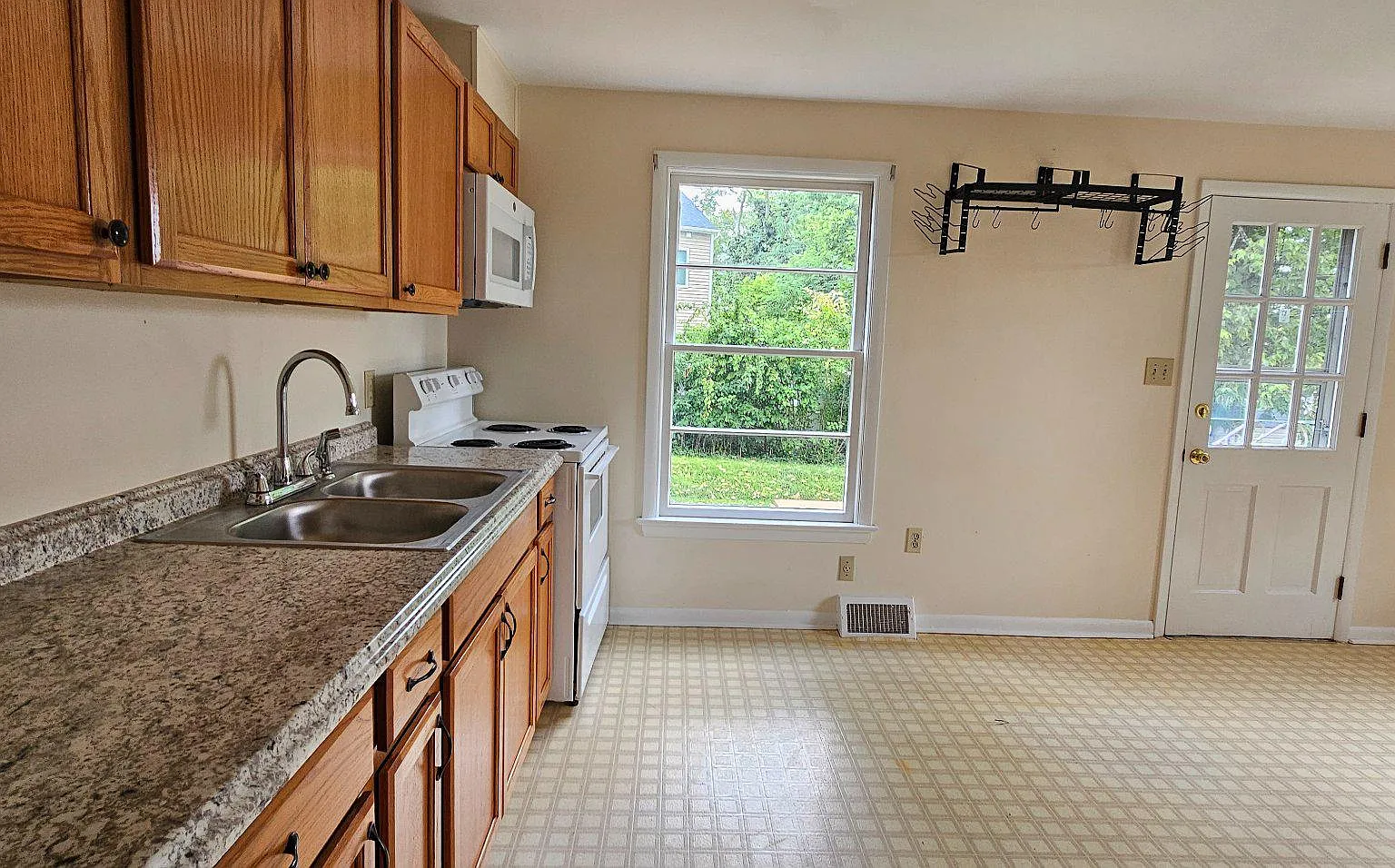 3 bed, 1.0 bath, 1350 sqft, $1,495 — Photo 3