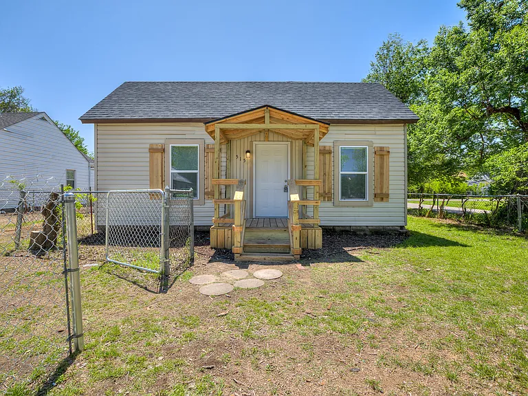 515 W Martin St — Photo 1