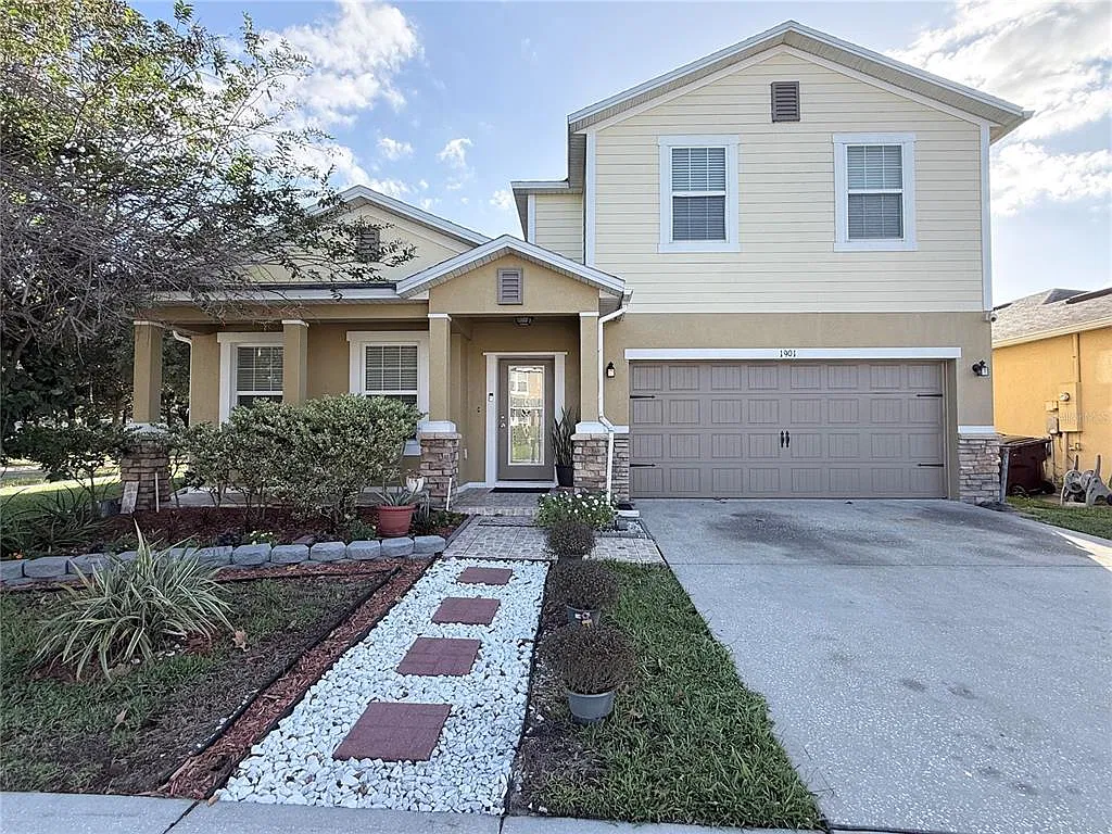 4 bed, 2.5 bath, 2872 sqft, $2,750 — Photo 1