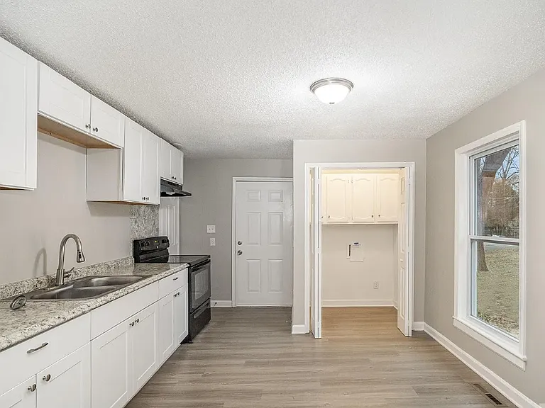433 Greenwood Dr — Photo 6