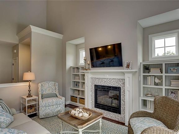 2nd image of 104 Thornwood Dr
