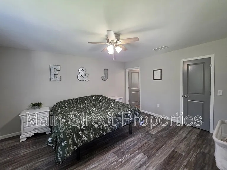 5565 Riviera Dr — Photo 10