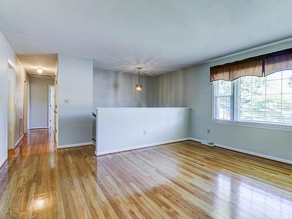 4th image of 900 Debra Ln