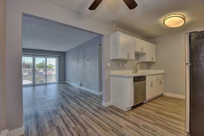 1st image of 910 Clinton St APT 303