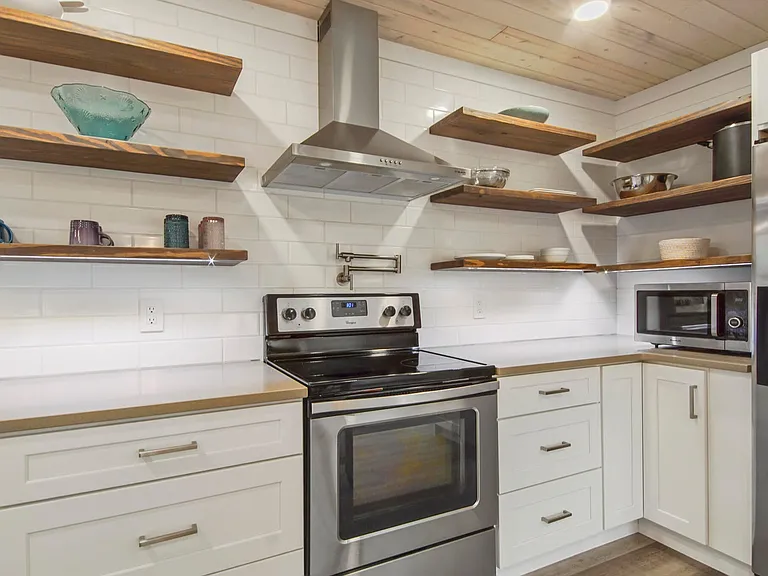 307 Dolphin Dr — Photo 3