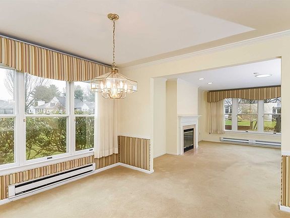 4th image of 40 Chippendale Dr