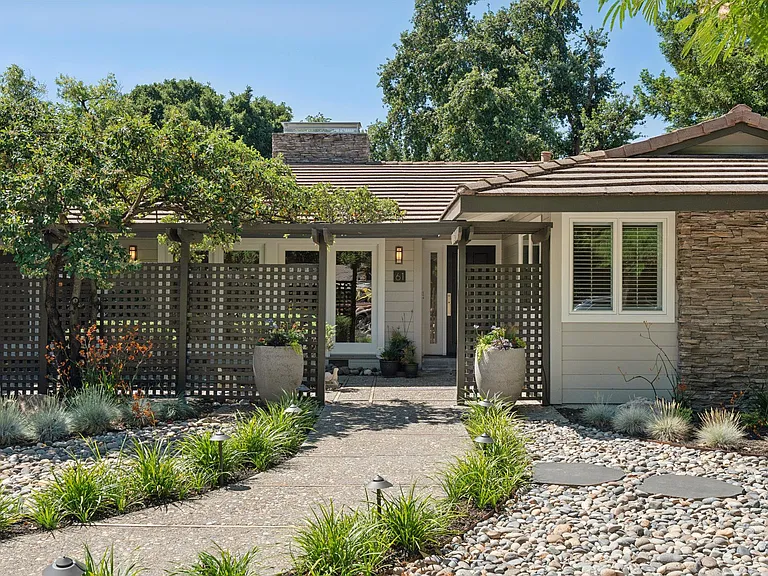 61 Bradley Ave — Photo 2