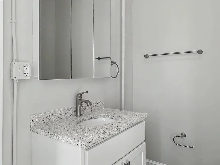 105 E Chestnut St — Photo 10