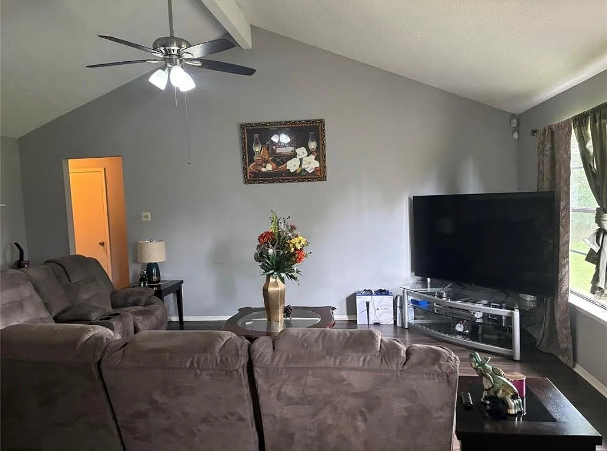 3 bed, 2.0 bath, 1380 sqft, $1,700 — Photo 2