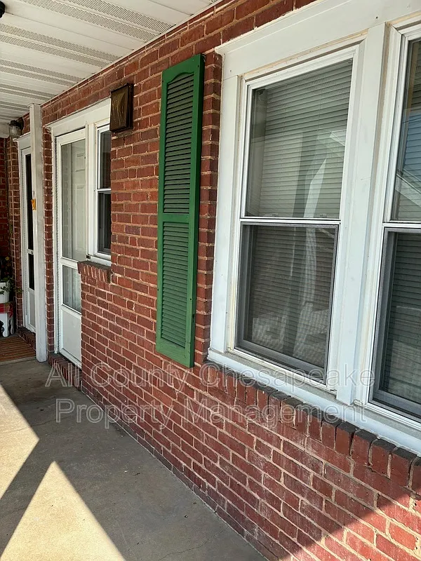 2 bed, 1.0 bath, $1,300 — Photo 1