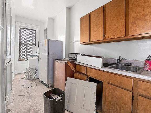 4th image of 388 Halsey St APT 5