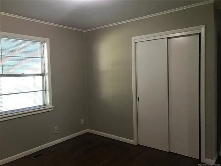 1115 E 48th Pl — Photo 9