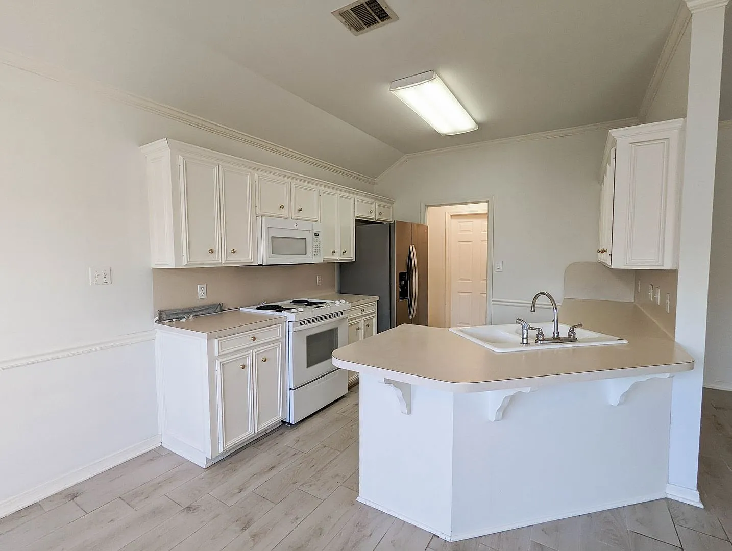 3 bed/ 2 bath home in Golden Meadows — Photo 2