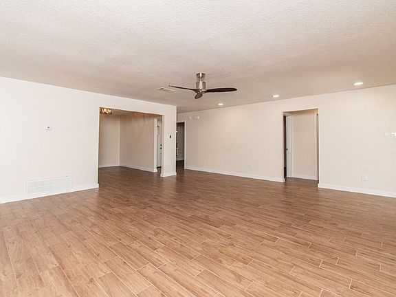 3rd image of 304 Timber Ridge Dr