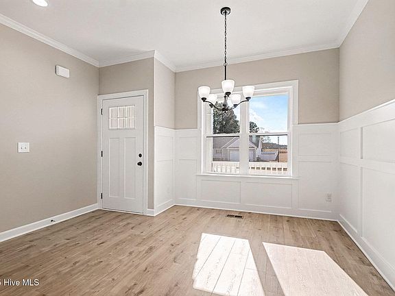 4th image of 181 Royal Avenue