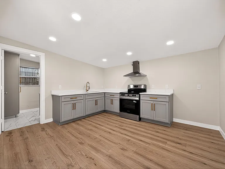 631 E Mistletoe Ave — Photo 32