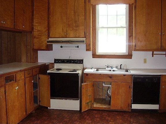 4th image of 213 Stanford St