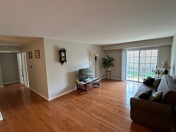 5th image of 1633 N Windsor Dr APT 216