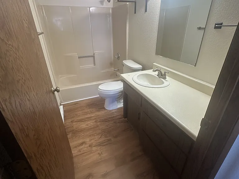 1020 Oviatt St #5 — Photo 2