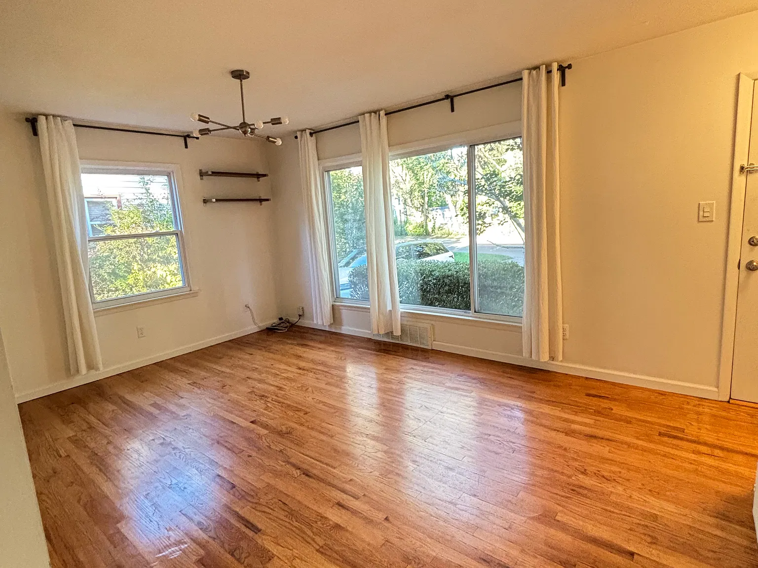 3 bed, 1390 sqft, $2,100 — Photo 2
