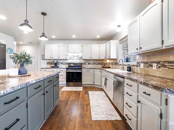 5th image of 2324 Garey Ln