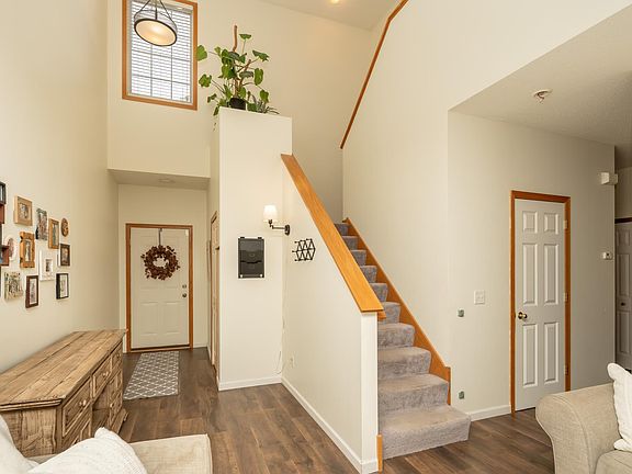 3rd image of 8042 Stratford Cir S