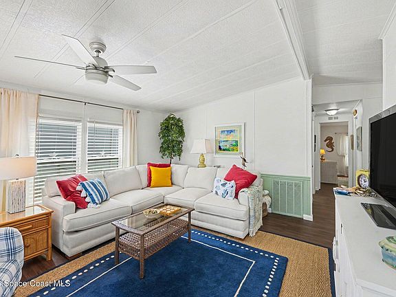 4th image of 421 Papaya Cir