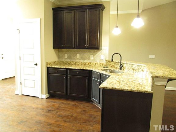 5th image of 107 Farmland Cir