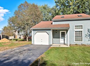 624 Yale Ln, Island Lake, IL 60042