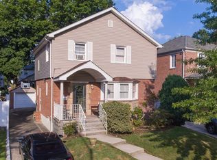 8145 190th St, Hollis, NY 11423