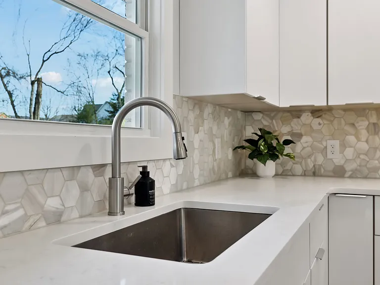 816 Victoria Dr — Photo 16