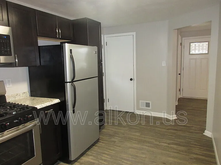 1097 Roseanne Ave — Photo 6