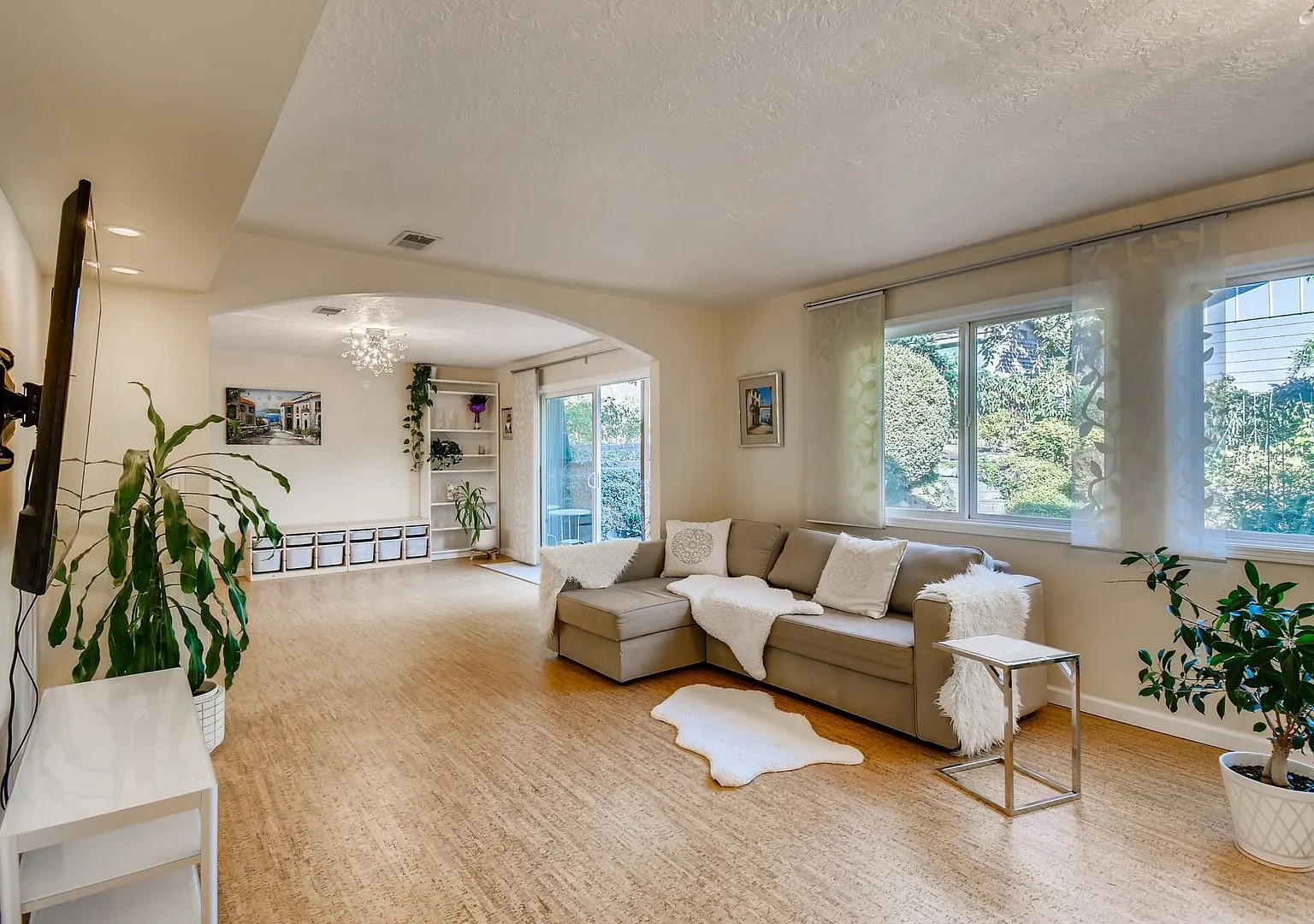 Gorgeous 3 Bed, 2 Bath Spacious House! — Photo 2