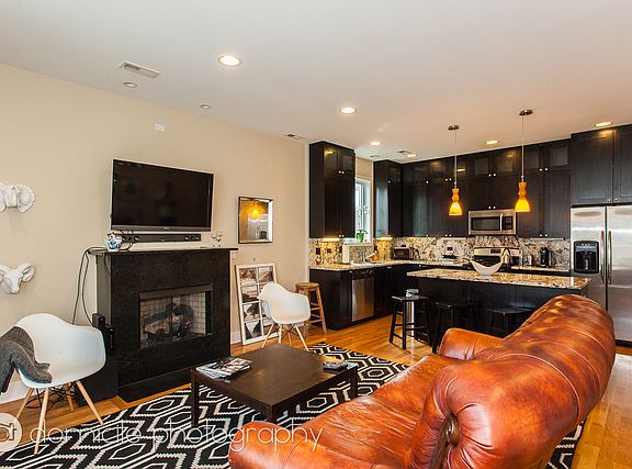 3rd image of 1136 N California Ave APT 301