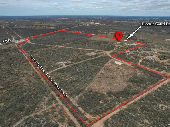 400 Community Rd, Carrizo Springs, TX 78834